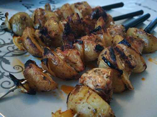 Brochettes de pomme de terre et porc mariné