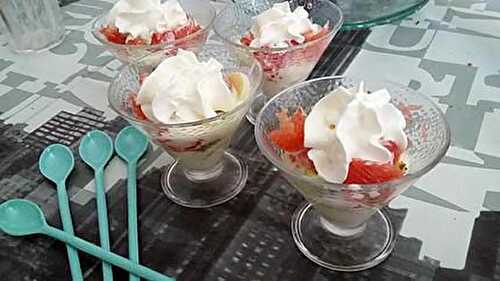 Coupe de salade de fruits au lait concentré