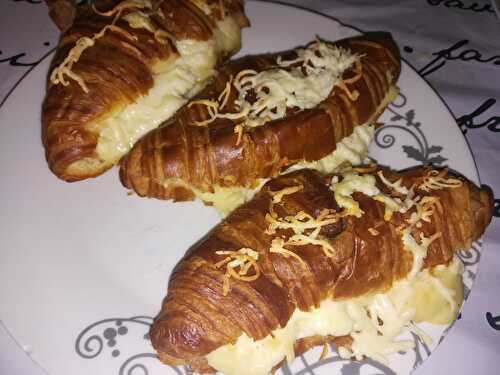 Croissants a la béchamel et au Montcadi