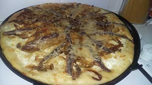 Fougasse pizza a la crème aux oignons et anchois