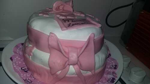Gâteau noeud pate à sucre anniversaire