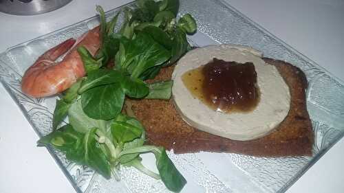 Mâche et fois gras au confit de figue sur tartine de pain d'épice figue et noix