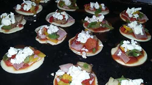 Minis pizzas apéritives au poivrons, champignons et au jambon