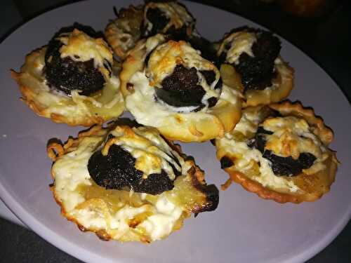 Minis pizzas au confit d'oignon et boudin noir