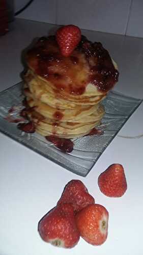 Pancakes au beurre de cacahuète et coulis de fraise