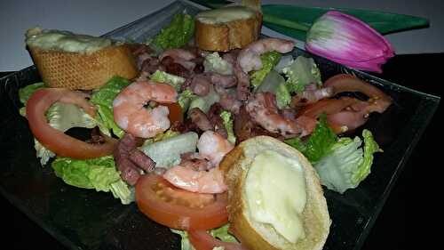 Salade a la crevettes lardons et aux croûtons de chevre et miel