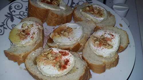 Salade aux tartines de chèvres chaud, miel, noix et piment d’Espelette