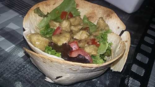 Salade de blancs de dinde au lait de coco, curry vert et citronnelle dans son saladier wrap