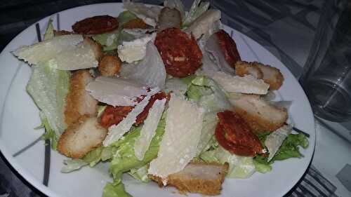 Salade iceberg de poulet pané, chorizo parmesan