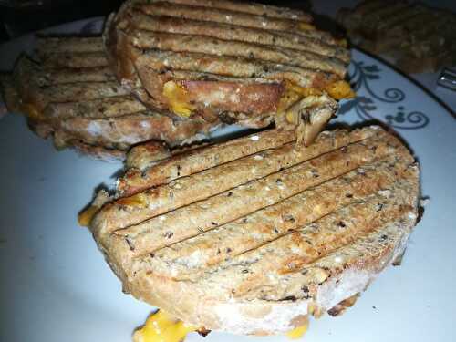 Sandwich panini au poulet fromage