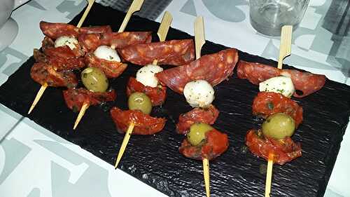 Tapas brochettes de chorizo mozzarella tomates confites