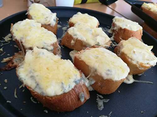 Tartines gratinées a la crème de bleue