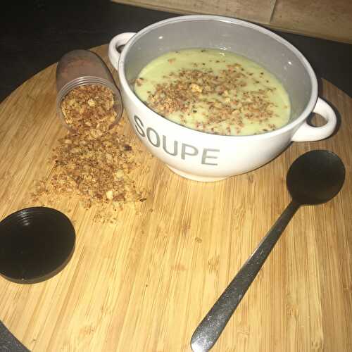 Velouté de concombre au mascarpone crumble de parmesan noix de cajou