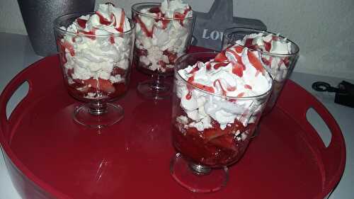 Verrines gourmandes fraise meringues chantilly