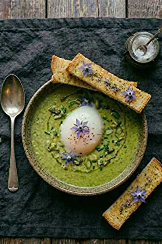 Oeuf parfait et crème d'asperges vertes, mouillettes au sel fumé