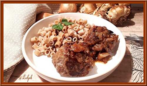 Boulettes de viande et sauce aux oignons caramélisés