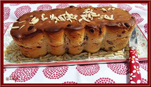 Cake aux raisins, noisettes et amandes