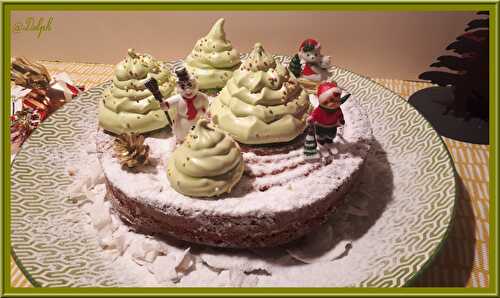 Gâteau au yaourt à la vanille, décoré de sapins de Noël meringués