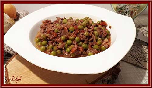 Petits pois, et bœuf haché à la sauce tomate