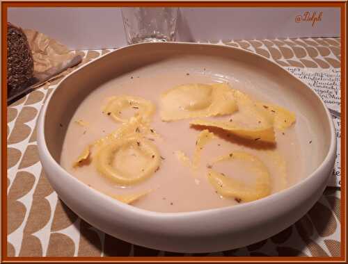 Ravioli aux girolles, aux truffes de Toscane et soupe de mousserons séchés à la crème