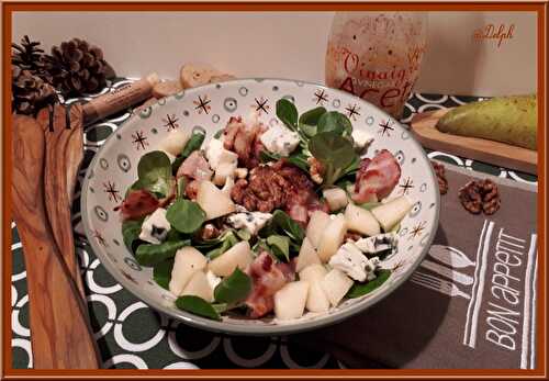 Salade de mâche au roquefort, poire et chips de lard