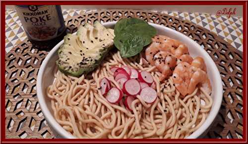 Salade de nouilles asiatiques, avocat crevettes et sauce Poke