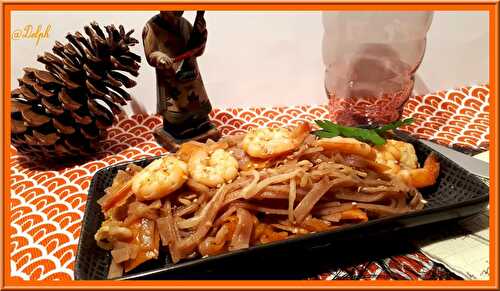 Tagliatelles thaïes de riz rouge aux crevettes et sauce Poke