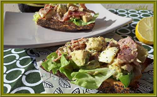 Tartine d’avocat, oeuf, bacon et salade