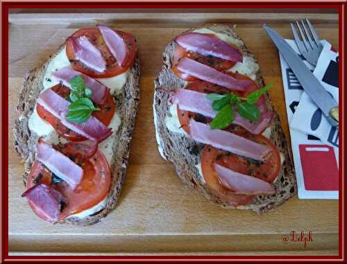 Tartines à la mozzarella, tomate et bacon