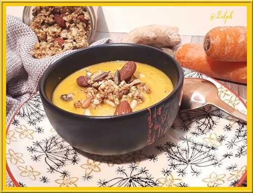 Velouté de carottes, oignon au lait de coco et son granola salé au curry