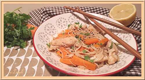 Wok de vermicelles au poulet sauté, carotte et pousse de soja