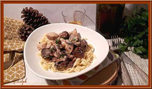 Filet de poulet jaune aux champignons, châtaignes et sauce  vin jaune