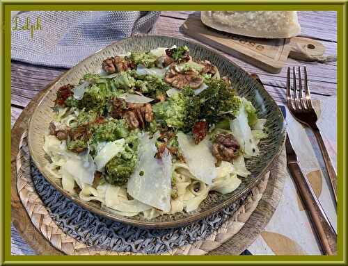 Tagliatelles au brocoli, tomates séchées et noix