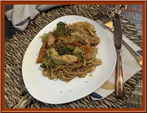 Nouilles chinoises, aux carottes, brocoli et poulet