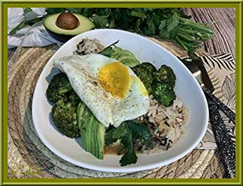 Salade de brocoli, avocat et œuf au plat