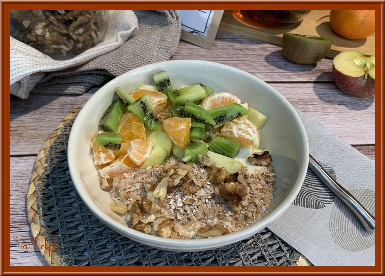 Bowl de fruits d’hiver, noix et flocons de sarrasin