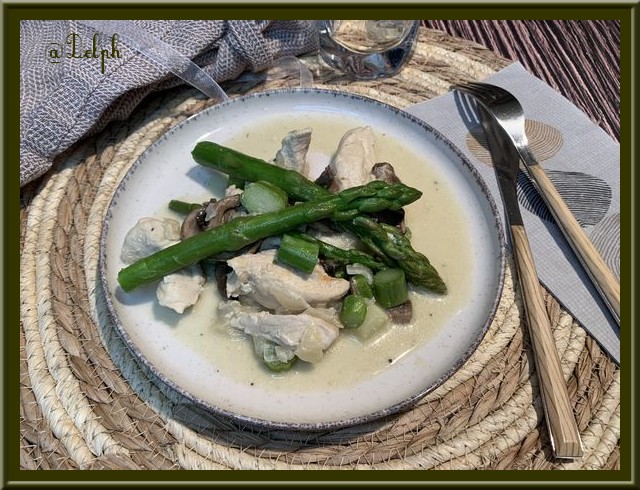 Fricassée de poulet aux asperges vertes et champignons