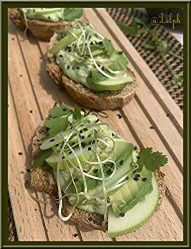 Toasts à  l’avocat et pomme granny