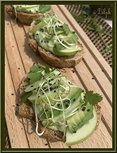 Toasts à  l’avocat et pomme granny