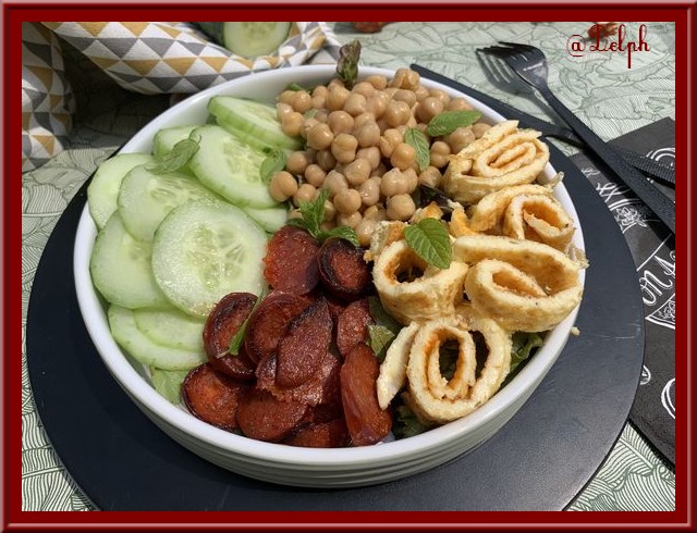 Salade de chorizo, omelette et crudités