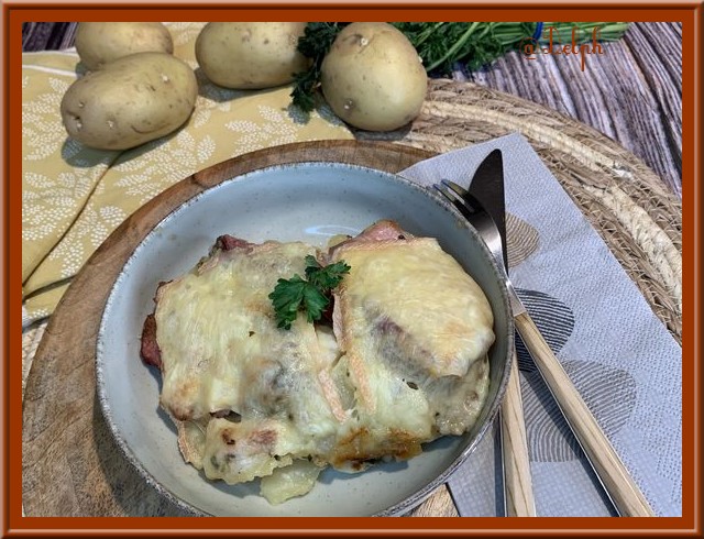 Gratin de pommes de terre sautées à la raclette et poitrine fumée