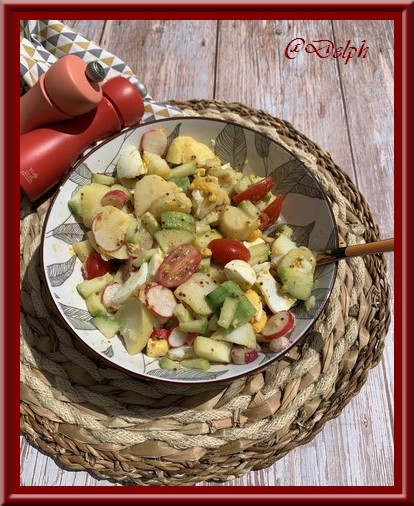 Salade de pommes de terre, œufs durs et concombre