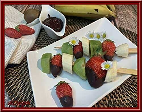 Brochettes de fruits et sauce au chocolat