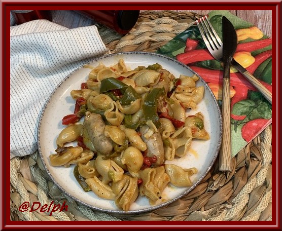 Pâtes aux poivrons, chipolatas et pesto