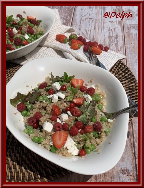 Salade de quinoa, petits pois et fruits rouges