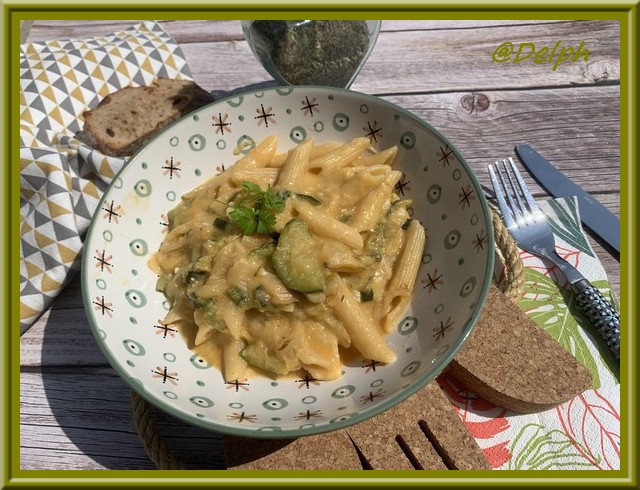 Penne aux courgettes et à la crème de feta