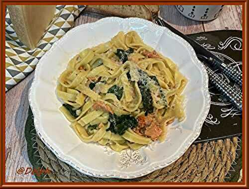 One pot pasta aux tagliatelles, saumon fumé et épinards.