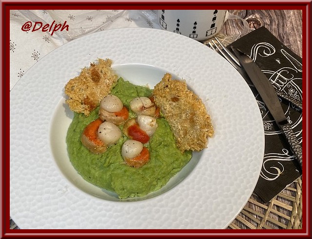 Crème de petits pois, noix de Saint jacques et tuile de parmesan