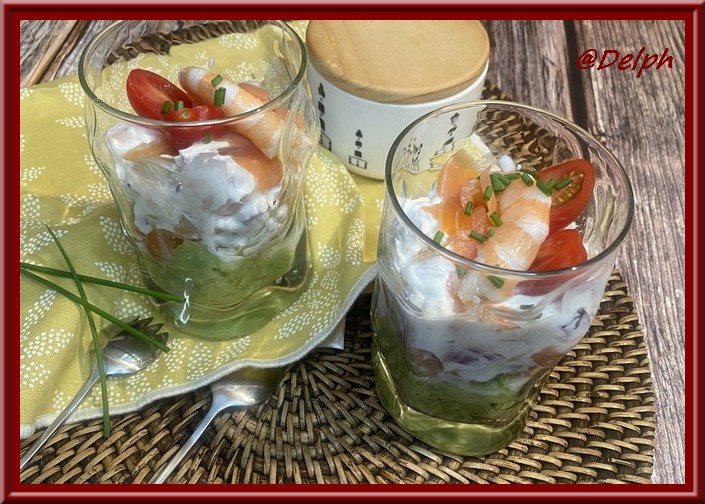 Verrines guacamole, truite fumée, yaourt à la grecque crevettes