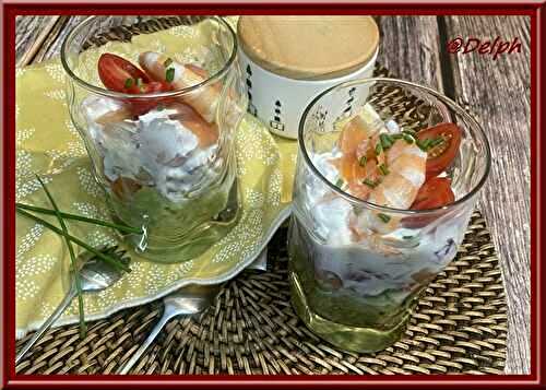 Verrines guacamole, truite fumée, yaourt à la grecque crevettes